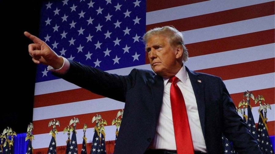 Trump da una patada al español  cierra la página web y las redes sociales de la Casa Blanca en nuestro idioma