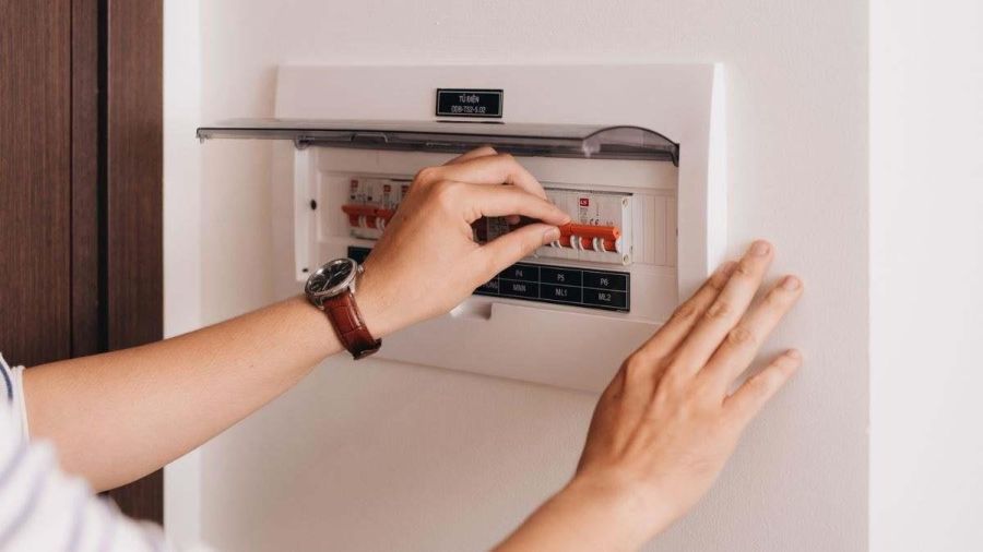 Este es el botón de tu cuadro eléctrico que debes pulsar por lo menos una vez al mes, según un experto